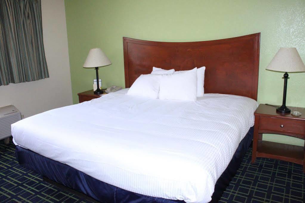 Emerald Coast Inn & Suites Форт Уолтон Бич Экстерьер фото